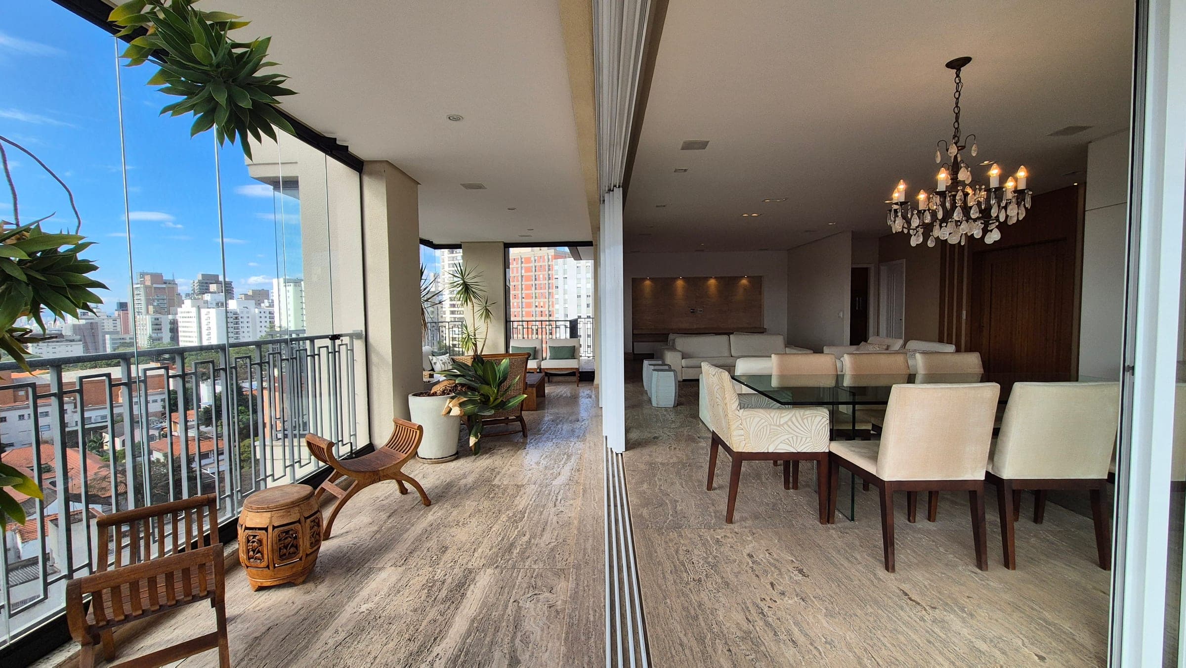Apartamento com sala em travertino e vista livre em Perdizes