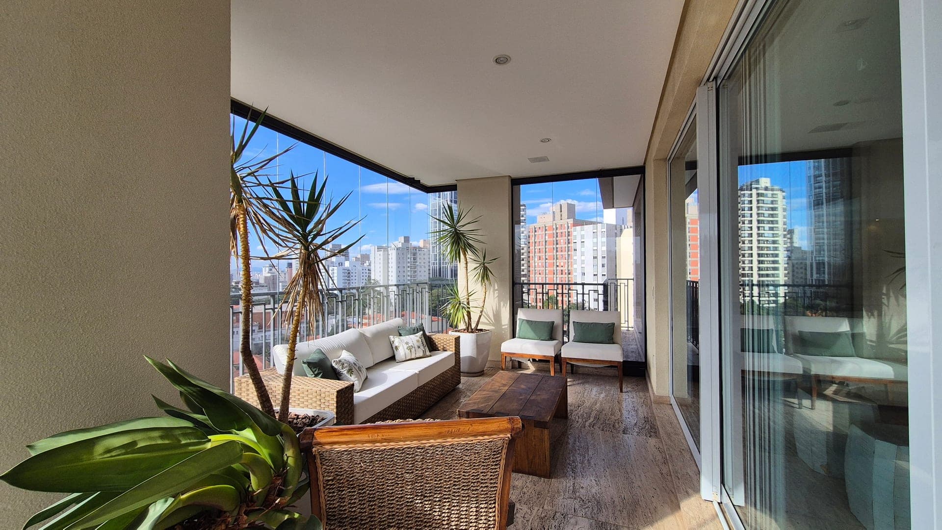Apartamento com sala em travertino e vista livre em Perdizes