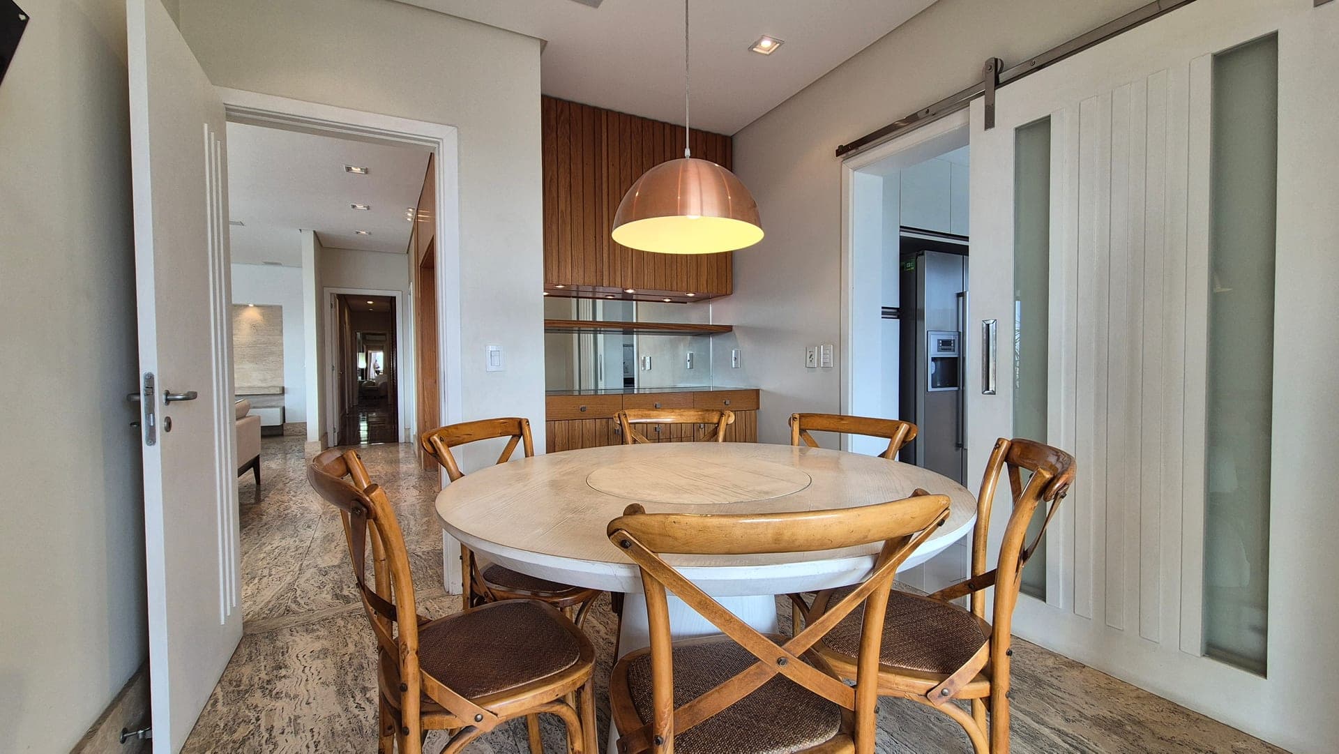 Apartamento com sala em travertino e vista livre em Perdizes