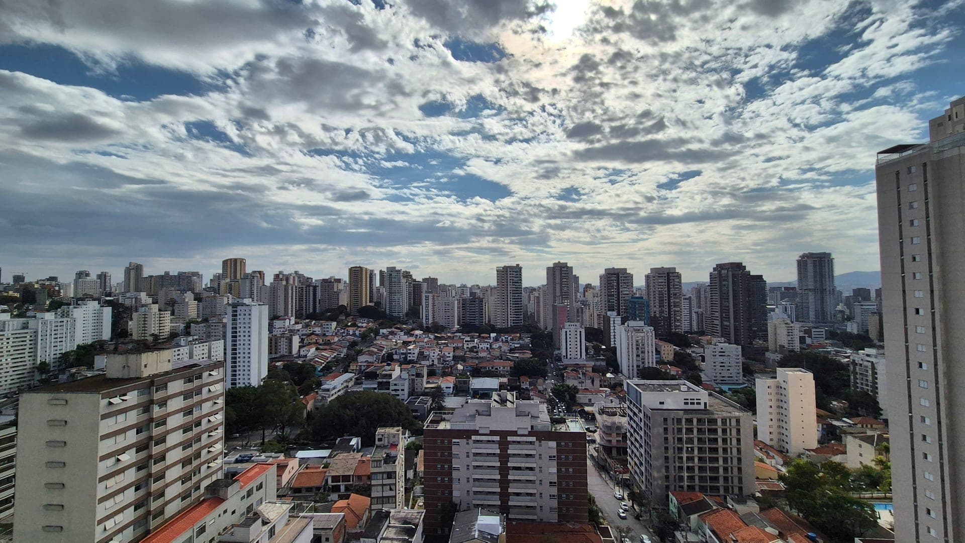 Apartamento com sala em travertino e vista livre em Perdizes