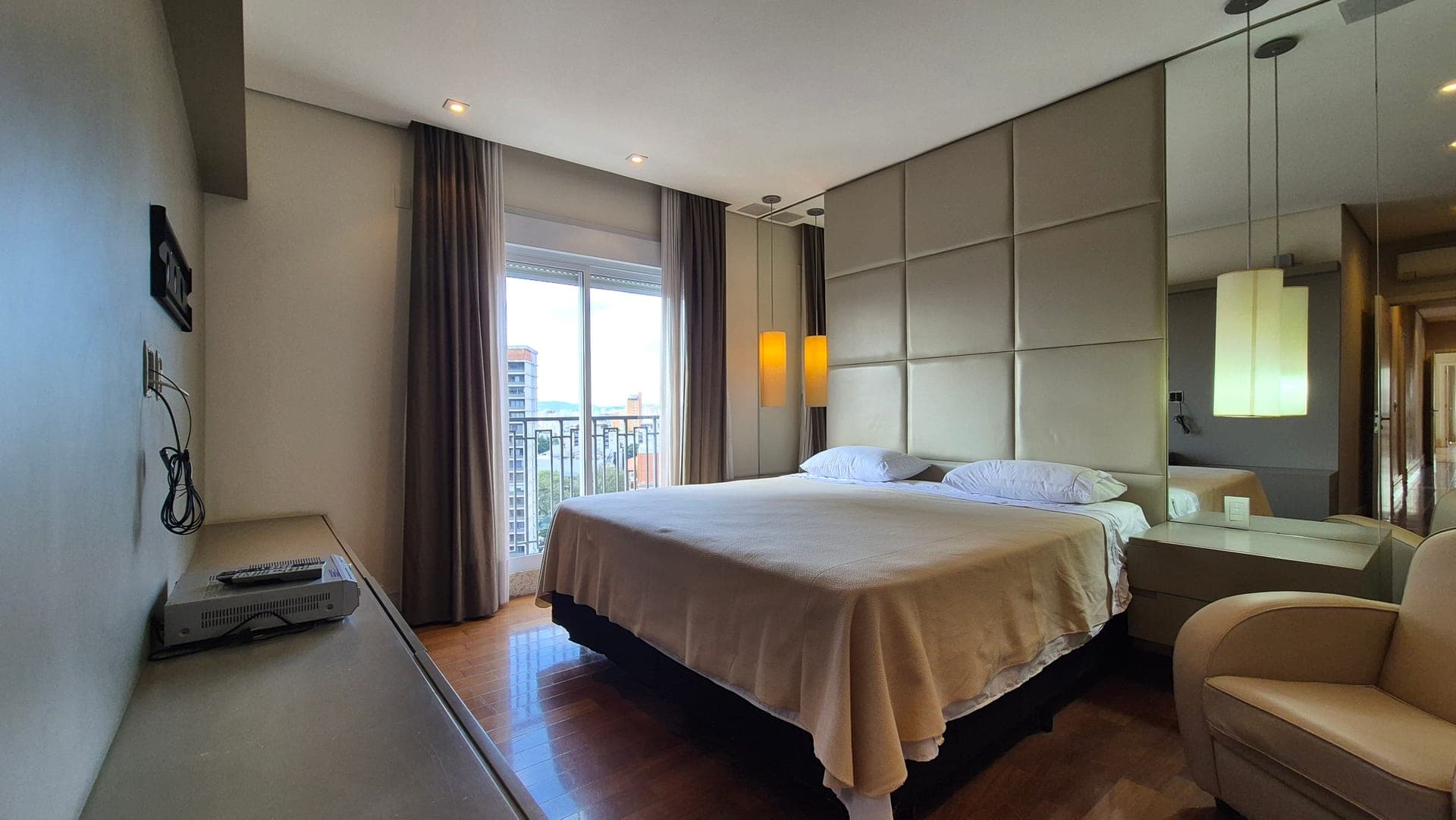 Apartamento com sala em travertino e vista livre em Perdizes