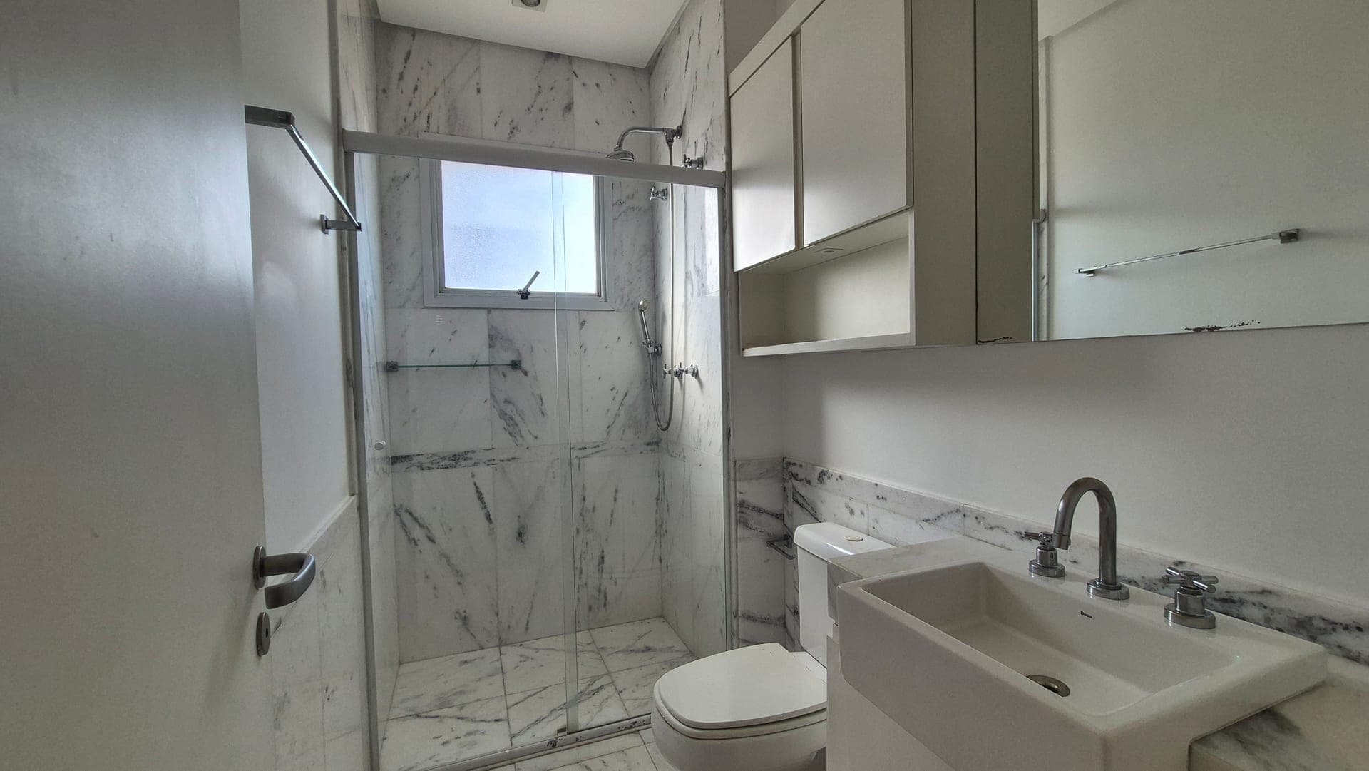 Apartamento com sala em travertino e vista livre em Perdizes